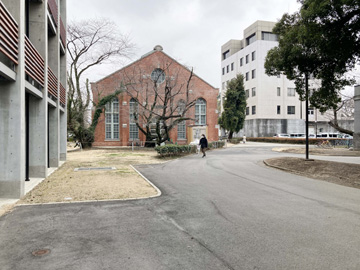 復旧がほぼ完了した工学部研究資料館と工学部１号館