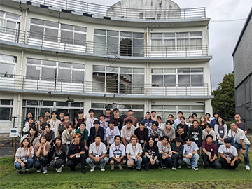 熊本地震震災ミュージアムKIOKUでの土木工学教育プログラムと地域デザイン教育プログラムの2年生の集合写真