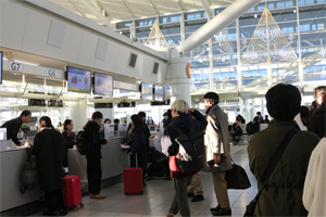 韓国での発表のため福岡空港から出国