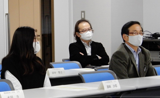 左から、濵﨑さん、田中広報委員長、辻本先生