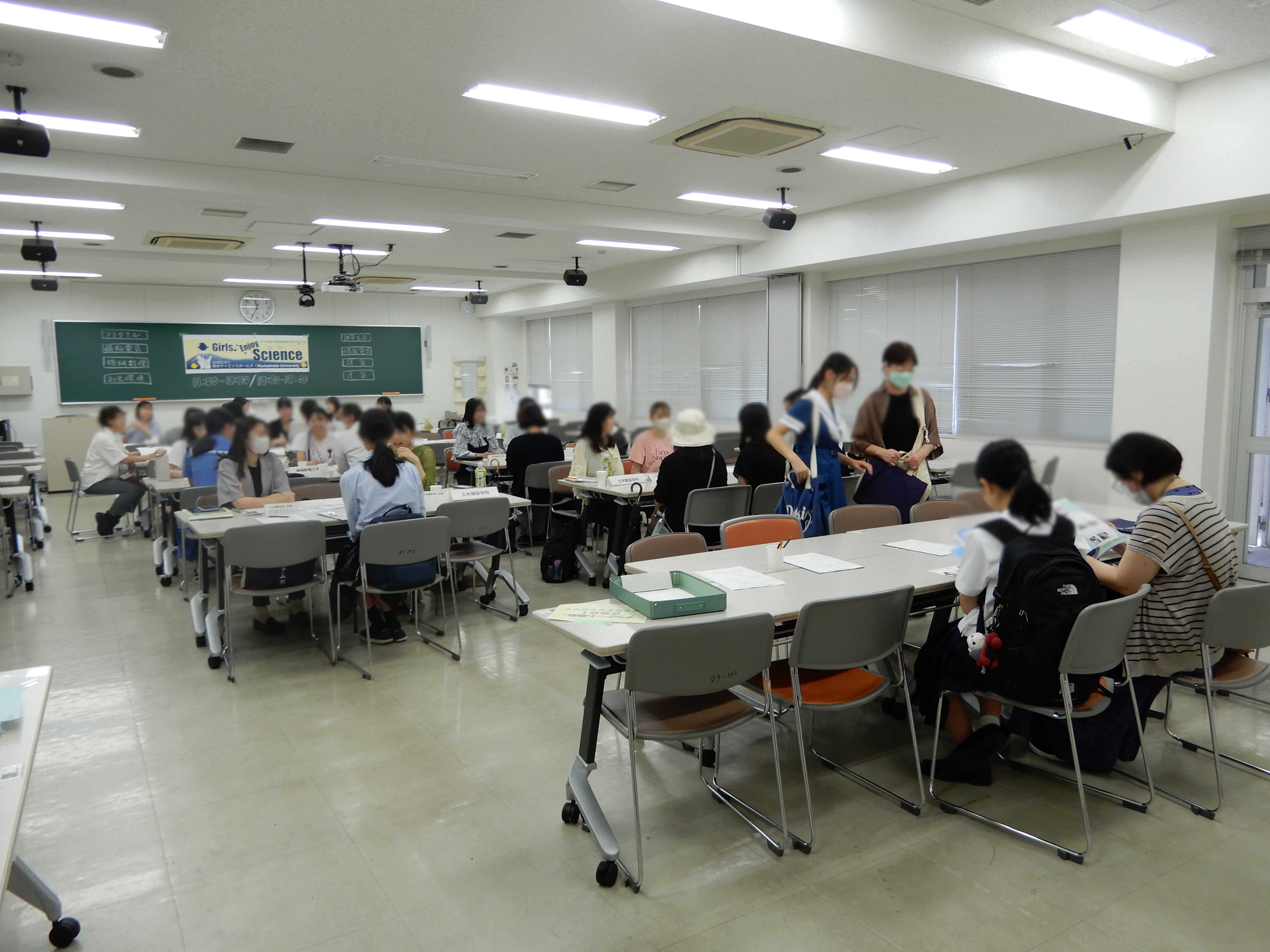 熊本大学工学部オープンキャンパス「ガールズ進路相談室」の様子