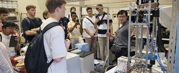 機械数理工学を学ぶ学生同士で、学びの成果を議論しているようす