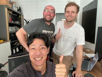写真2：最先端の研究設備が整うグルノーブル・アルプ大学の研究指導教員との一枚